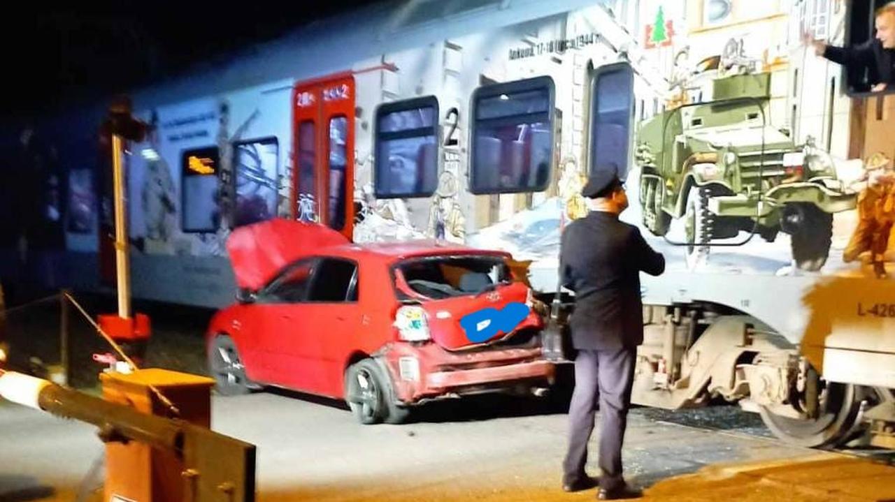 Samochód uderzył w pociąg, którym podróżowało 81 pasażerów