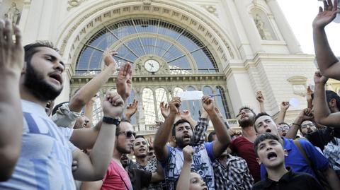 Tysiące imigrantów koczują przed dworcem Keleti w Budapeszcie