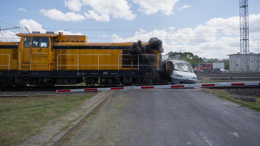 Symulacja zderzenia lokomotywy z autem przeprowadzona w ramach kampanii społecznej "Bezpieczny przejazd"