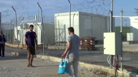 Bliscy spotykają się w obozie dla migrantów po wypadku statku u wybrzeży Grecji