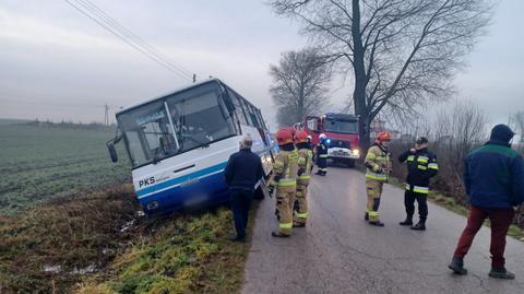 Autobus szkolny wpadł do rowu. Opiekun i kierowca wybili szybę i ewakuowali dzieci