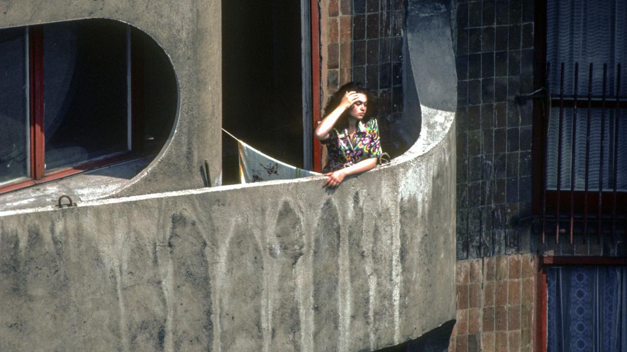 Minęło niemal 40 lat, chcą znaleźć tajemniczą kobietę z balkonu. 