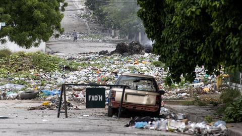 Haiti o krok od upadku, gangi przejęły władzę. Materiał "Faktów o świecie" o przyczynach kryzysu