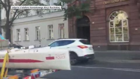 Podróżnik przejechał przez Berlin machając polską flagą