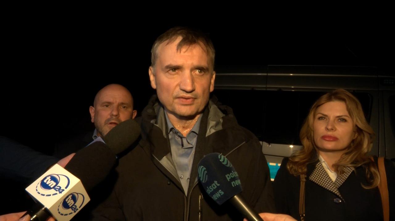 Zbigniew Ziobro delante de su casa durante un registro.  Rueda de prensa tras las detenciones relacionadas con el fondo de justicia