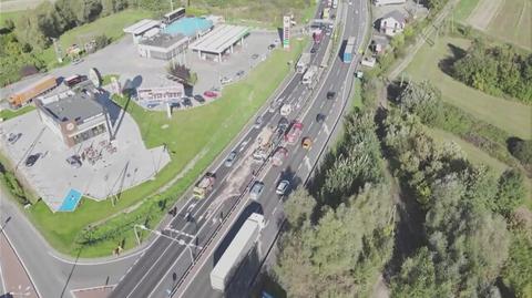 Wideo z drona: kolizja trzech aut i gigantyczny korek na DK1