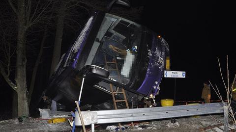 Autokar z 26 osobami przewrócił się na bok i uderzył w drzewo