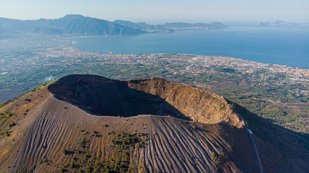 23-letni turysta z USA wpadł do krateru wulkanu Wezuwiusz | MENSIDER