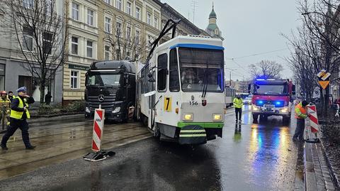 Szczecin. Zderzenie ciężarówki z tramwajem