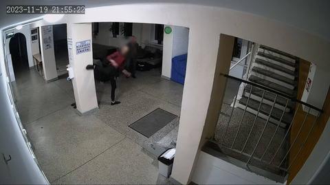 Agresywny mężczyzna z opaską więziennego nadzoru elektronicznego wszedł do internatu szkoły samochodowej w Koszalinie