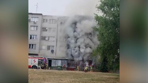 Szyby pękały z powodu temperatury. Ewakuowano mieszkańców bloku