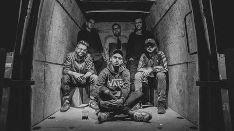 Fragment teledysku "Happysad + Fani - Musisz (CO-VIDeo)"