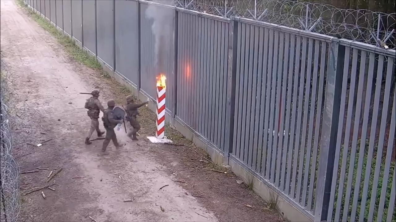 Migranci próbowali podpalić znak graniczny na granicy z Białorusią. Jest nagranie