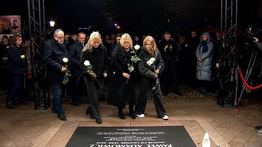 Na tablicy pamiątkowej, w miejscu, gdzie doszło do ataku na Pawła Adamowicza, złożono róże