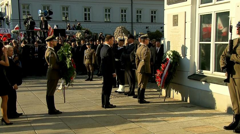Ceremonia złożenia wieńców pod tablicą pamiątkową na Krakowskim Przedmieściu