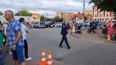 Burmistrz pokazał gest Kozakiewicza protestującym