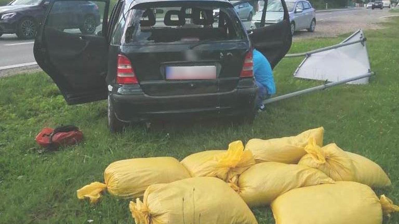 Wiózł nielegalny tytoń, podczas kontroli próbował uciec. Potrącił policjantów