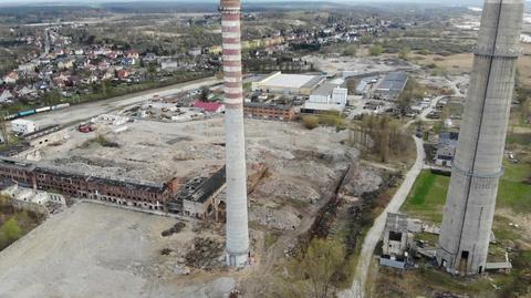 Wyburzenie stumetrowego komina w Szczecinie na nagraniu z drona