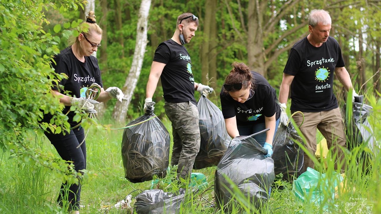 Tysiące wolontariuszy posprząta ulice, brzegi rzek, a nawet dno jeziora. Akcja Sprzątania Świata
