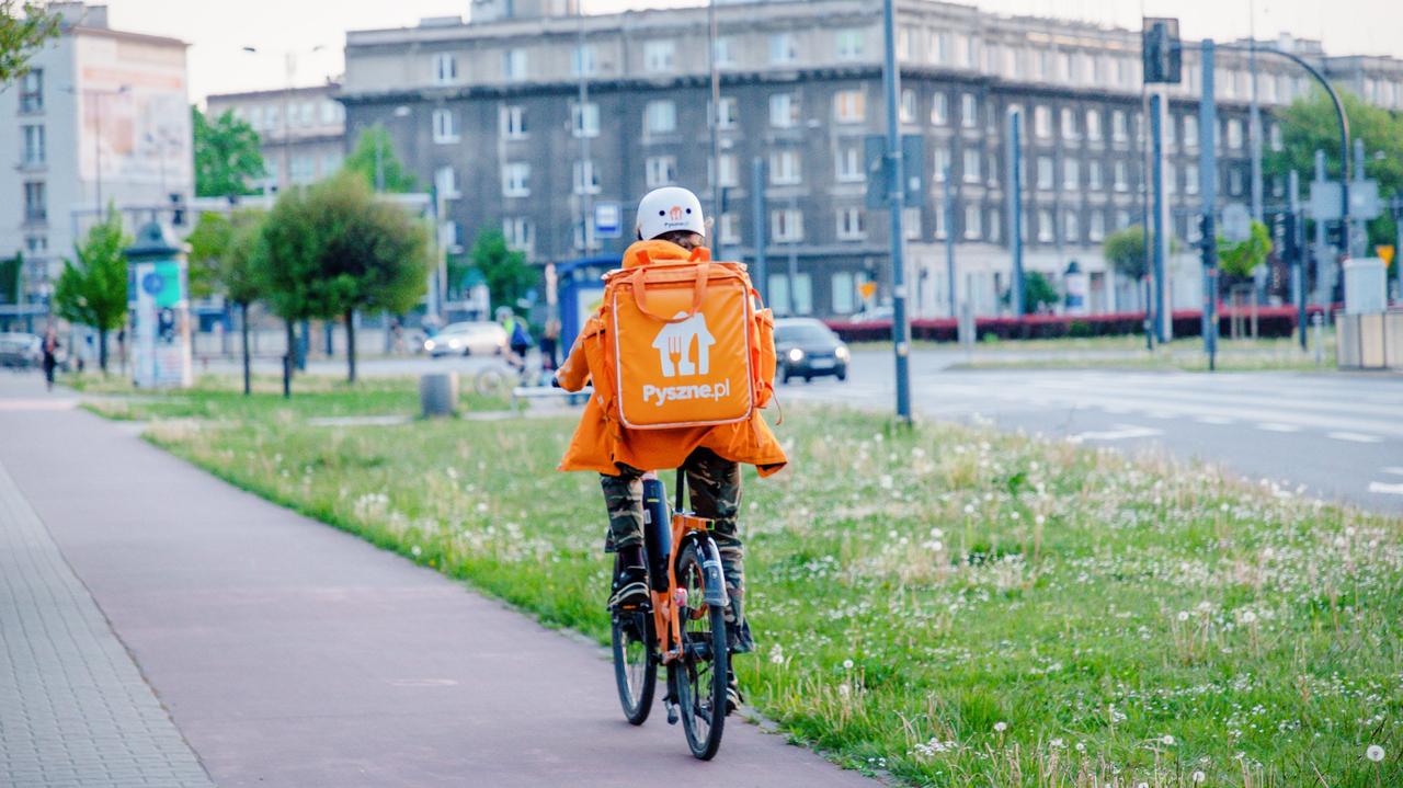 Pyszne.pl zwalnia 5 tys. kurierów i przenosi ich do partnerów flotowych bez gwarancji minimalnej płacy