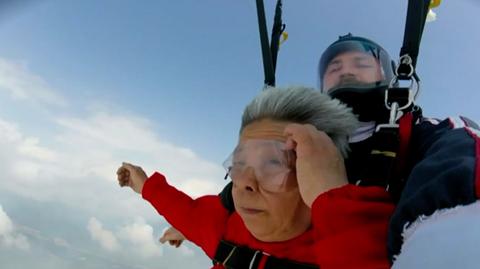 Babcia wyskoczyła ze spadochronem. "W ogóle się nie bałam"