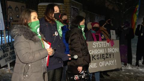 Protest pod szczecińską kurią po publikacji reportażu o księdzu Andrzeju Dymerze