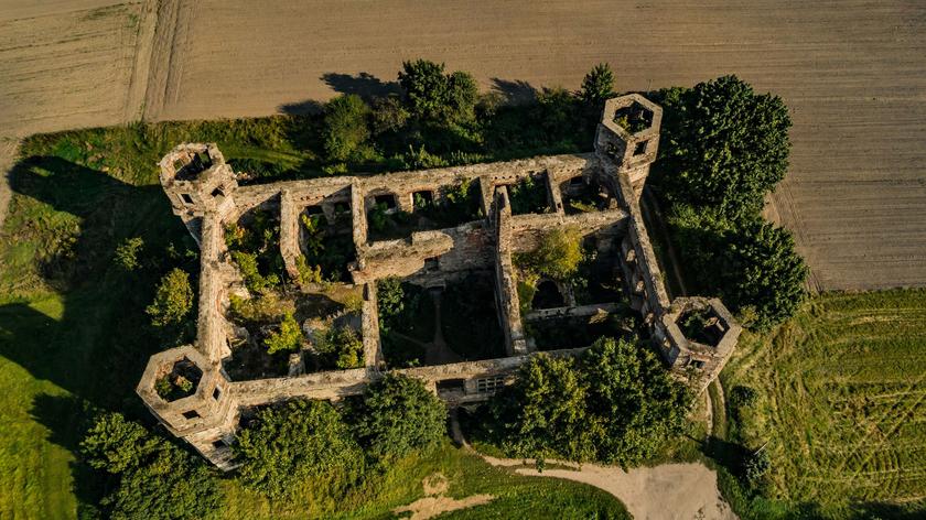 Ruiny pałacu w Podzamczu koło Kielc (wideo bez dźwięku)
