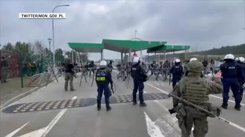 MON: migranci przekroczyli przejście graniczne w Kuźnicy po stronie Białorusi