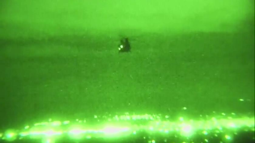 Śmigłowce Chinook podczas lotu nocą. Podobnie wyglądał początek operacji Red Wings