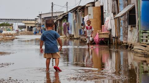 dzieci powódź (Tangerang, Indonezja, 2021 rok)