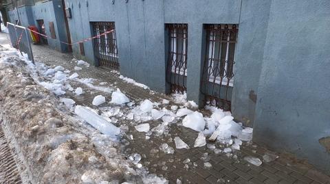 Na dwie nastolatki spadł lód. Obie trafiły do szpitala