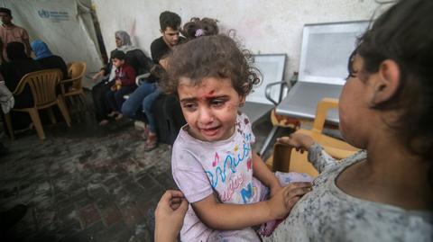 Relacje płaczących dzieci po izraelskich atakach na obóz dla uchodźców w Strefie Gazy
