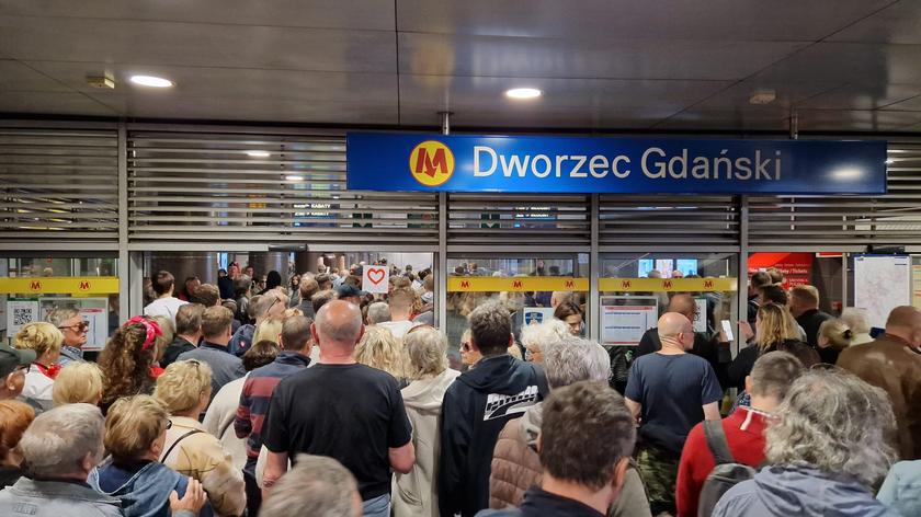 Tłum na stacji metra Dworzec Gdański