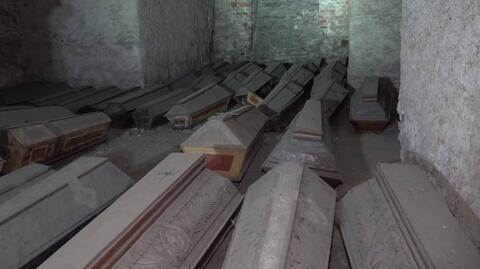 Trumny zmarłych cystersów w katakumbach opactwa w Krzeszowie
