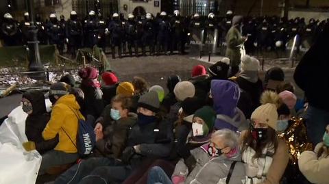 Policja wyciąga osoby biorące udział w proteście w Warszawie
