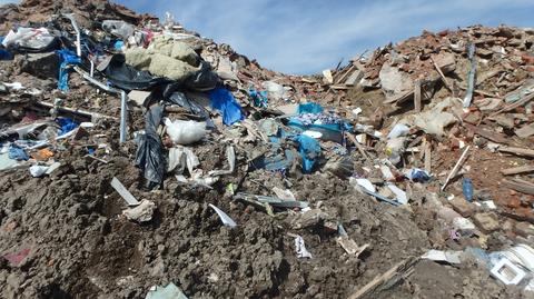 Tysiące ton odpadów w byłym wyrobisku w Łodzi