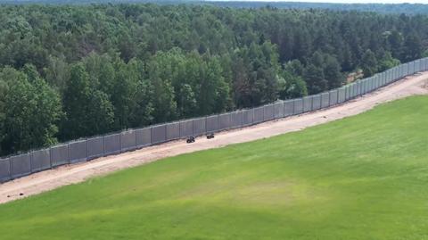 Pierwsze odcinki bariery na granicy z Białorusią zostały już odebrane (materiał z 13.06.2022)