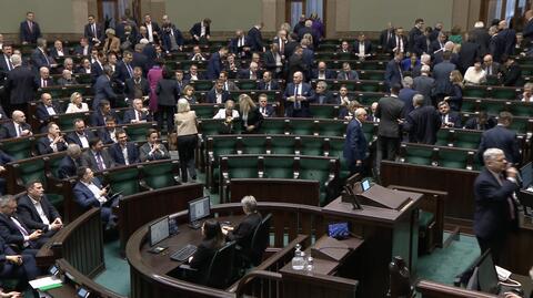 Politycy PiS opuszczają salę obrad w Sejmie