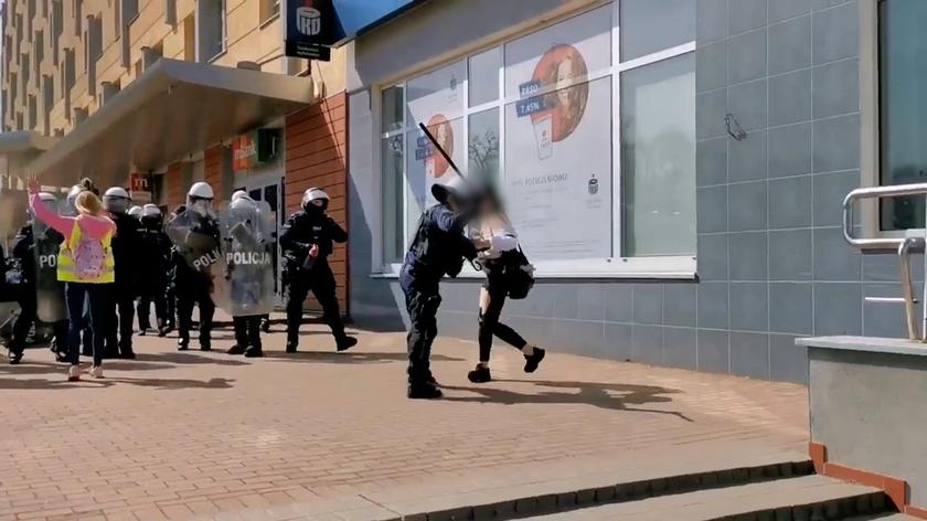 Policja: zatrzymania podczas protestu przeciwko obostrzeniom i noszeniu maseczek w Głogowie były zgodne z prawem (wideo z lipca 2021 roku)