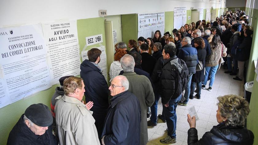 Długie kolejki do lokali wyborczych we Włoszech