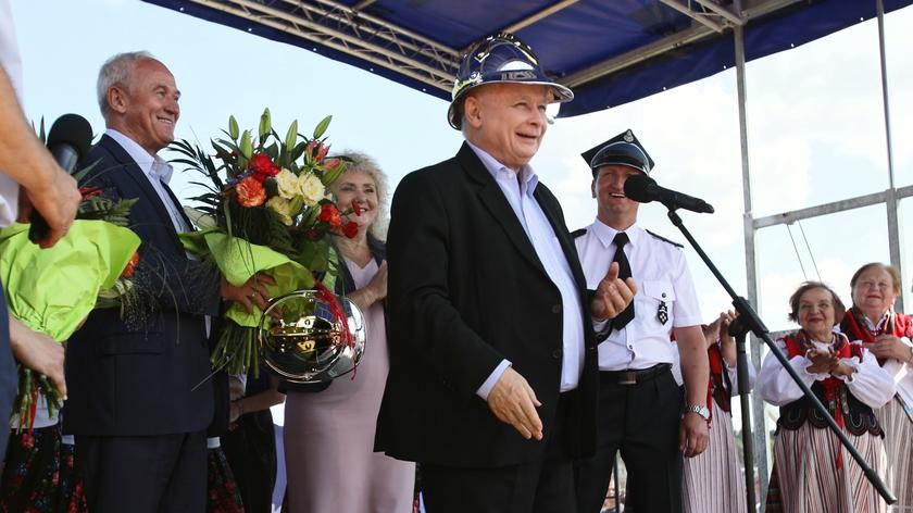 Kaczyński otrzymał hełm lidera. "Mam strasznie dużą głowę, mimo że sam jestem mały"
