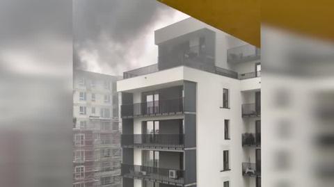 Pożar na dachu budynku w Warszawie