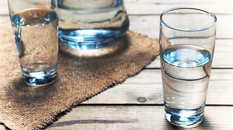 Dietetyk o wodzie: źródlanej, mineralnej, gazowanej i "normalnej"