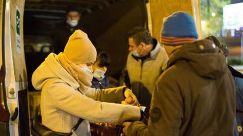 Poznań. MOPR i straż miejska odwiedzają miejsca, w których nocują osoby bezdomne (wideo z 13.11.2021)
