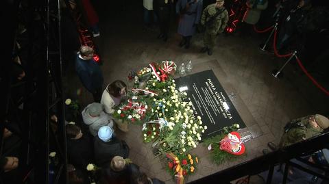 Złożenie kwiatów na tablicy upamiętniającej Pawła Adamowicza przy piosence "Sound of Silence"