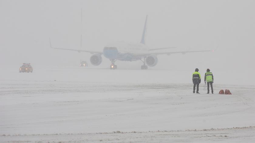 Śnieg paraliżuje brytyjskie lotniska (lotnisko Heathrow w nocy 12 grudnia 2022)