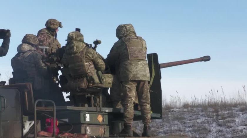 Ukrainian soldiers near Bakhmut shelled Russian positions with Soviet anti-aircraft guns 