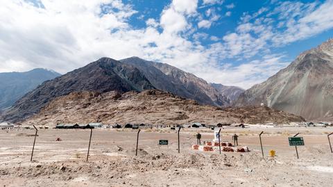 Pojazdy wojska Indii w Ladakh, w okolicy spornego regionu Kaszmiru (nagranie z 2020 roku)