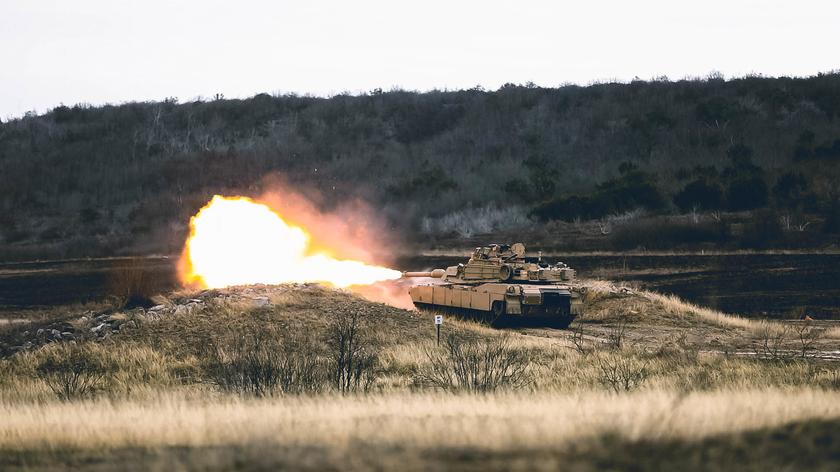 Czołg Abrams strzela na poligonie