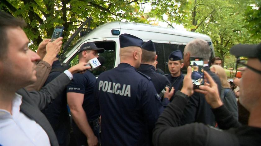 KO MP Kinga Gajewska was forcibly pulled into a police car by the police.  Report by a TVN24 reporter